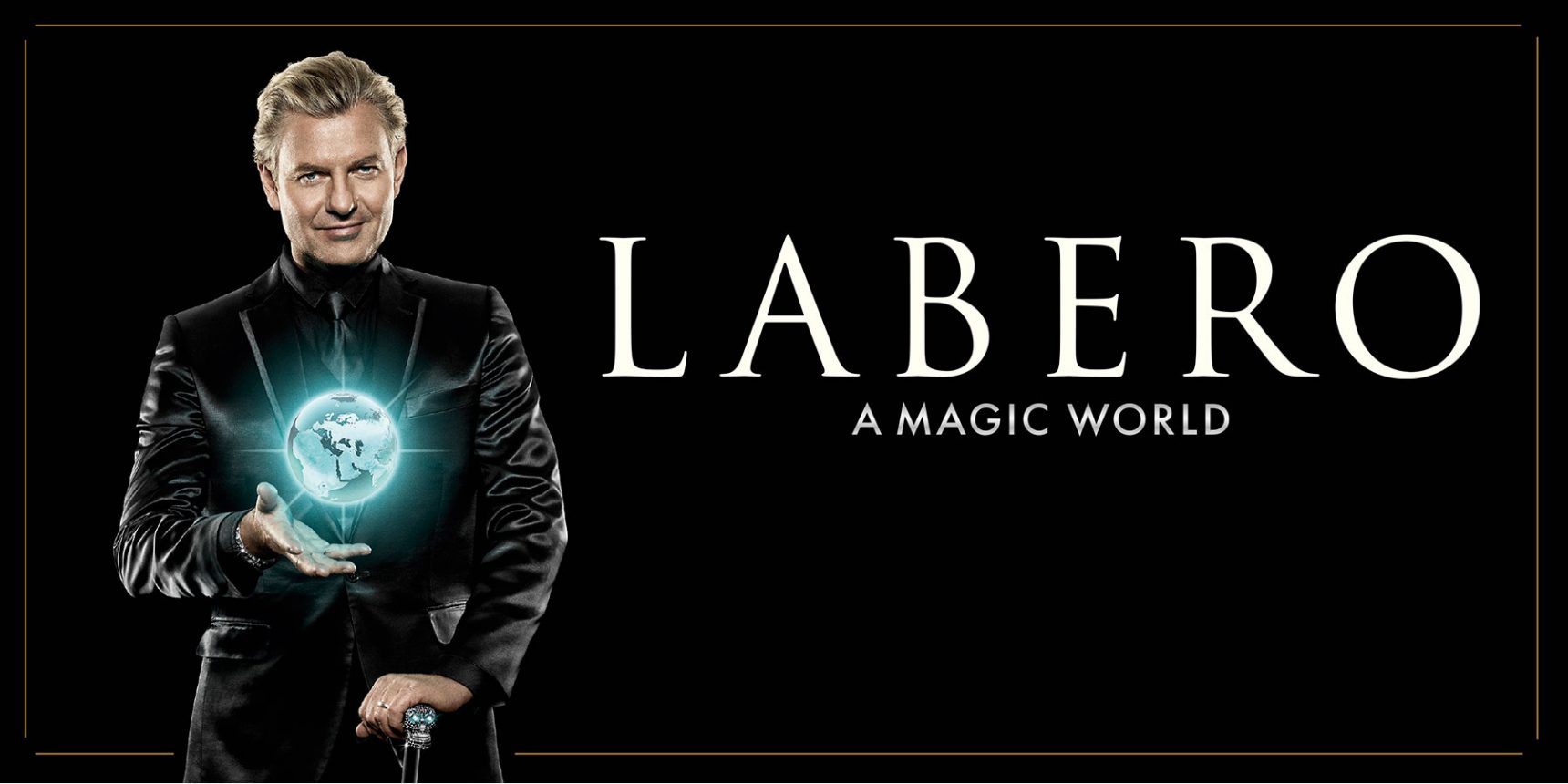 Joe Laber i svart kostym. Labero - A magic World ligger som text till höger om honom.